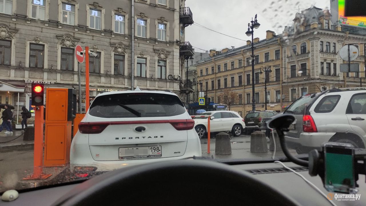 Стоим в нарды играем. Водителям пришлось поскучать на запертой платной парковке на Восстания