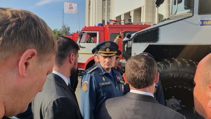 Министр МЧС наградил семерых зауральских спасателей на Троицкой площади
