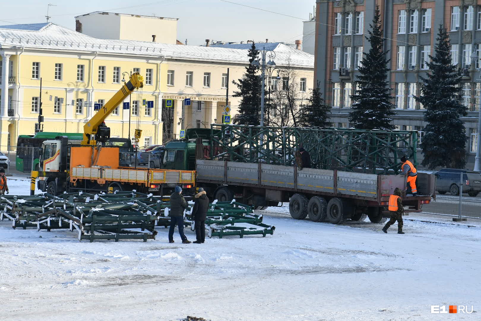 В Екатеринбурге начали строить ледовый городок. Туда пустят без QR-кода?