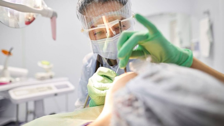 Имплантация станет роскошью: что ждать клиентам стоматологов в Красноярске после падения рубля