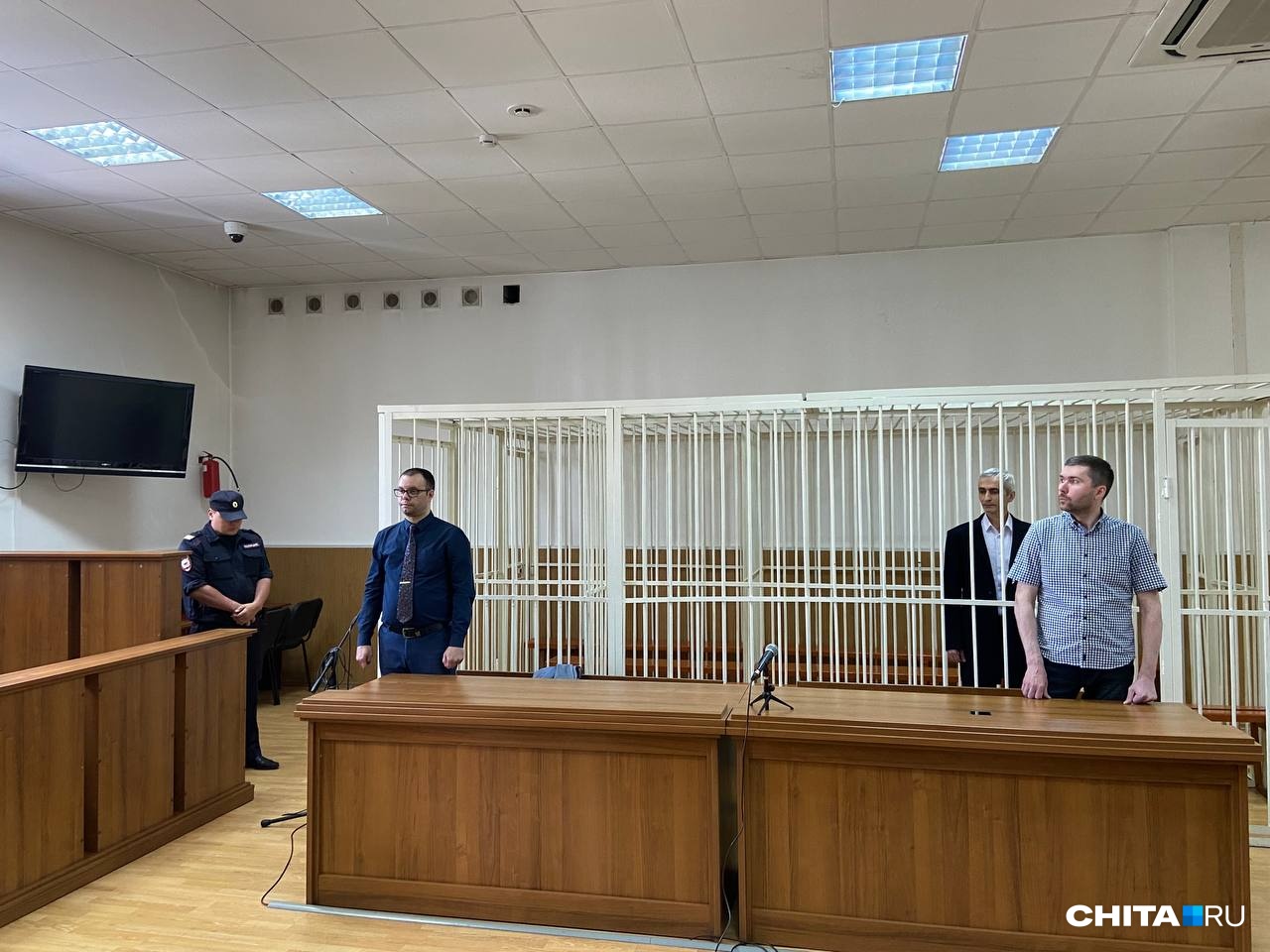 Тохсырова и его подчиненного (за столом слева) <a href="https://www.chita.ru/news/168356/" class="io-leave-page _" target="_blank">задержали</a> в 2021 году по подозрению в превышении должностных полномочий Тохсырова и его подчиненного (за столом слева) <a href="https://www.chita.ru/news/168356/" class="io-leave-page _" target="_blank">задержали</a> в 2021 году по подозрению в превышении должностных полномочий