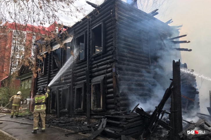 Заброшенный дом выгорел почти полностью