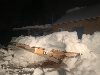 Из-за схода снега в Архангельской области за день погибли две женщины