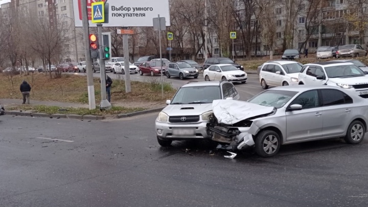 Полулегально вез пассажиров: в Ворошиловском районе Волгограда микроавтобус Mercedes протаранил две иномарки