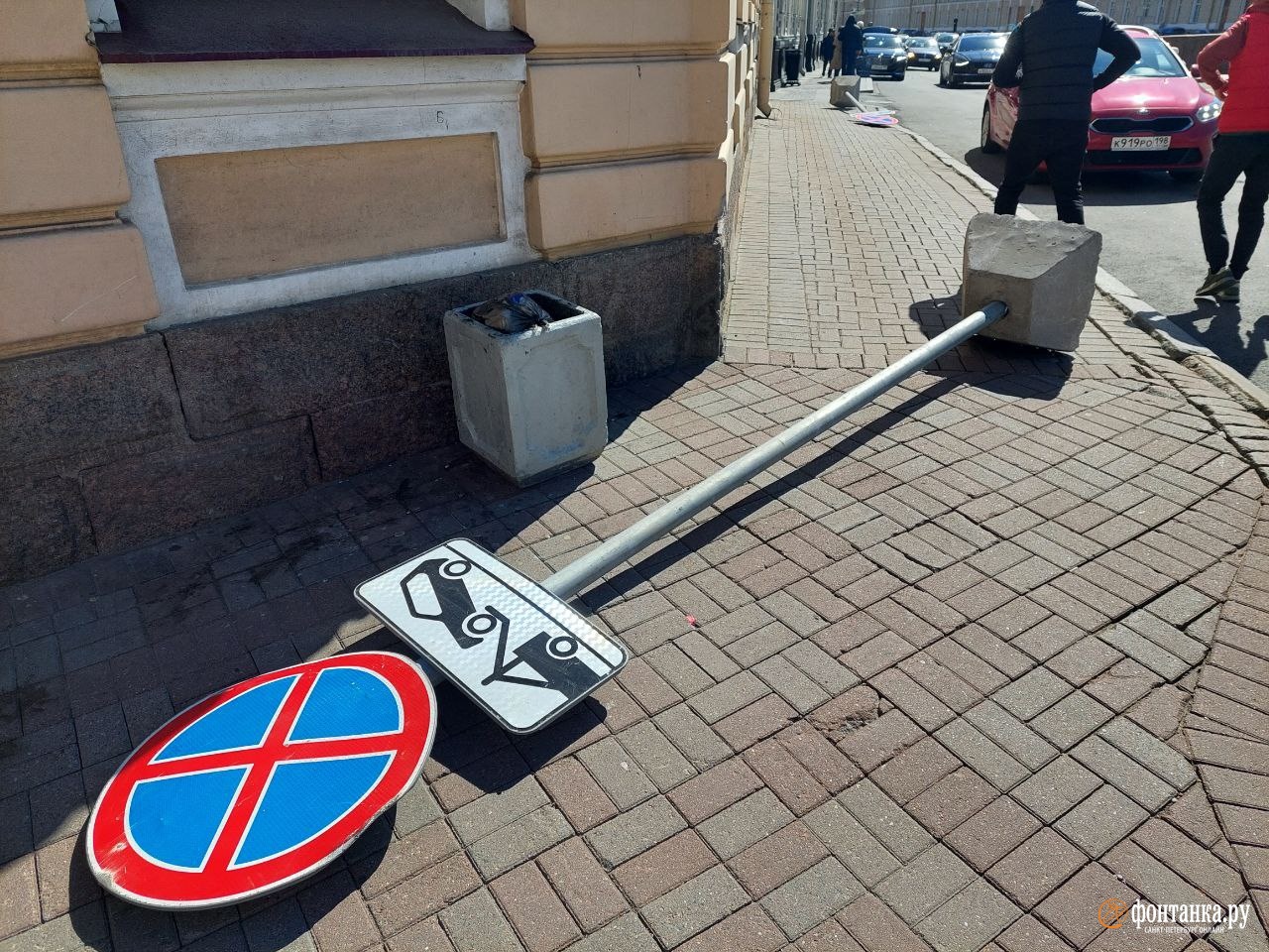 В Петербурге разгулялся ветер. Он роняет дорожные знаки и украшения ко Дню Победы