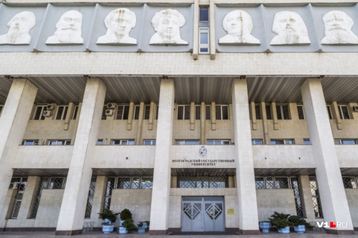 С сегодняшнего дня в вузе ввели пропуск по специально выпущенным картам С сегодняшнего дня в вузе ввели пропуск по специально выпущенным картам