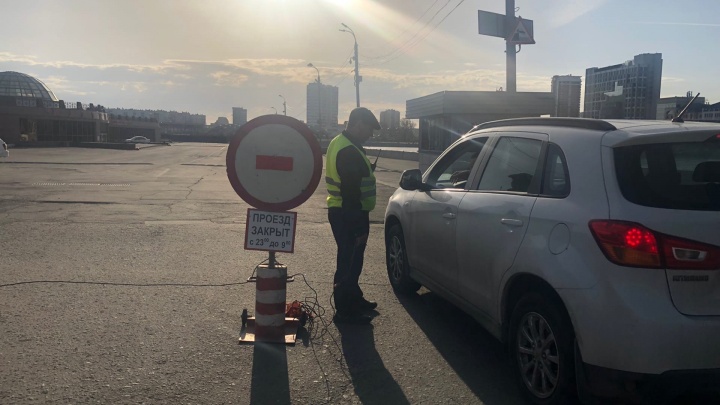 «Натянули проволоку и поставили знак»: у набережной в центре Челябинска перекрыли въезд на парковку