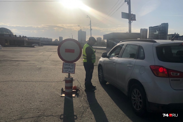 Свободно пользоваться парковкой теперь можно только днем, на ночь въезд закрывают Свободно пользоваться парковкой теперь можно только днем, на ночь въезд закрывают