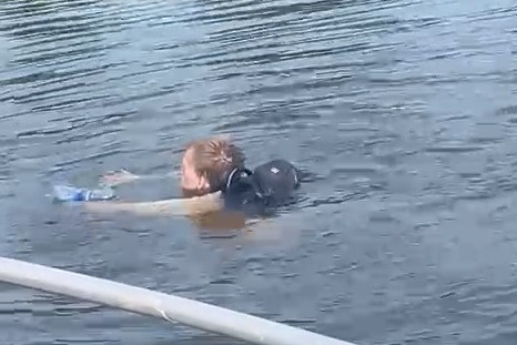 «Так быстрее»: в Ярославле спасатели вытащили из воды мужчину, пытавшегося вплавь добраться до Заволги