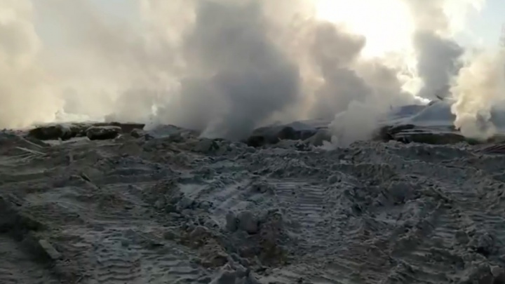 Три поселка в Пировском районе задыхаются из-за дыма от тлеющей лесопилки