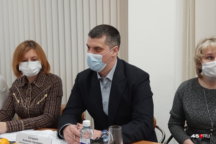Даже если за уши притянуть, причинно-следственной связи между вакцинацией и смертностью нет, отметил Сигидаев Даже если за уши притянуть, причинно-следственной связи между вакцинацией и смертностью нет, отметил Сигидаев