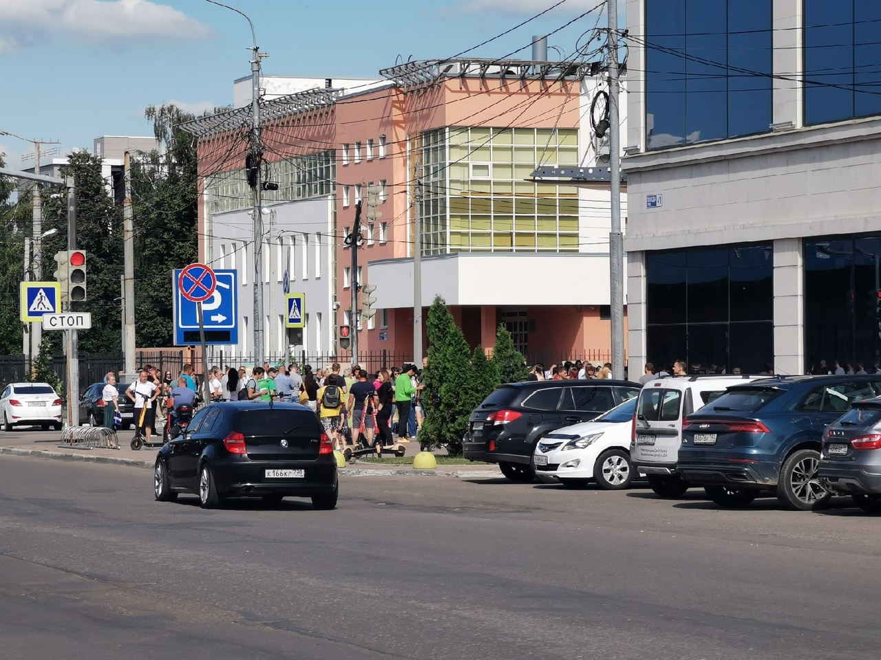 В магазине было много народа — всем пришлось выйти В магазине было много народа — всем пришлось выйти