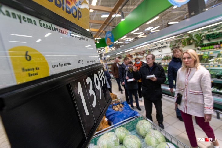 Даже в среднем, по данным Росстата, капуста стоит почти сто рублей за килограмм, но в магазинах можно найти цены еще выше