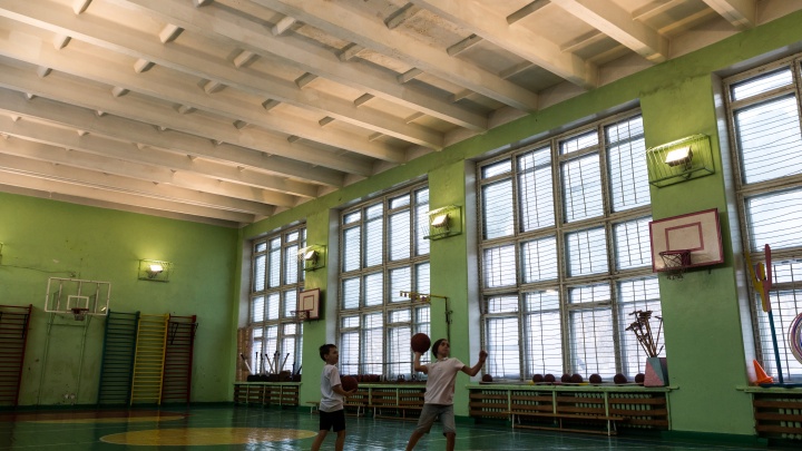В школах Новосибирска обнаружилась нехватка 30 тысяч мест
