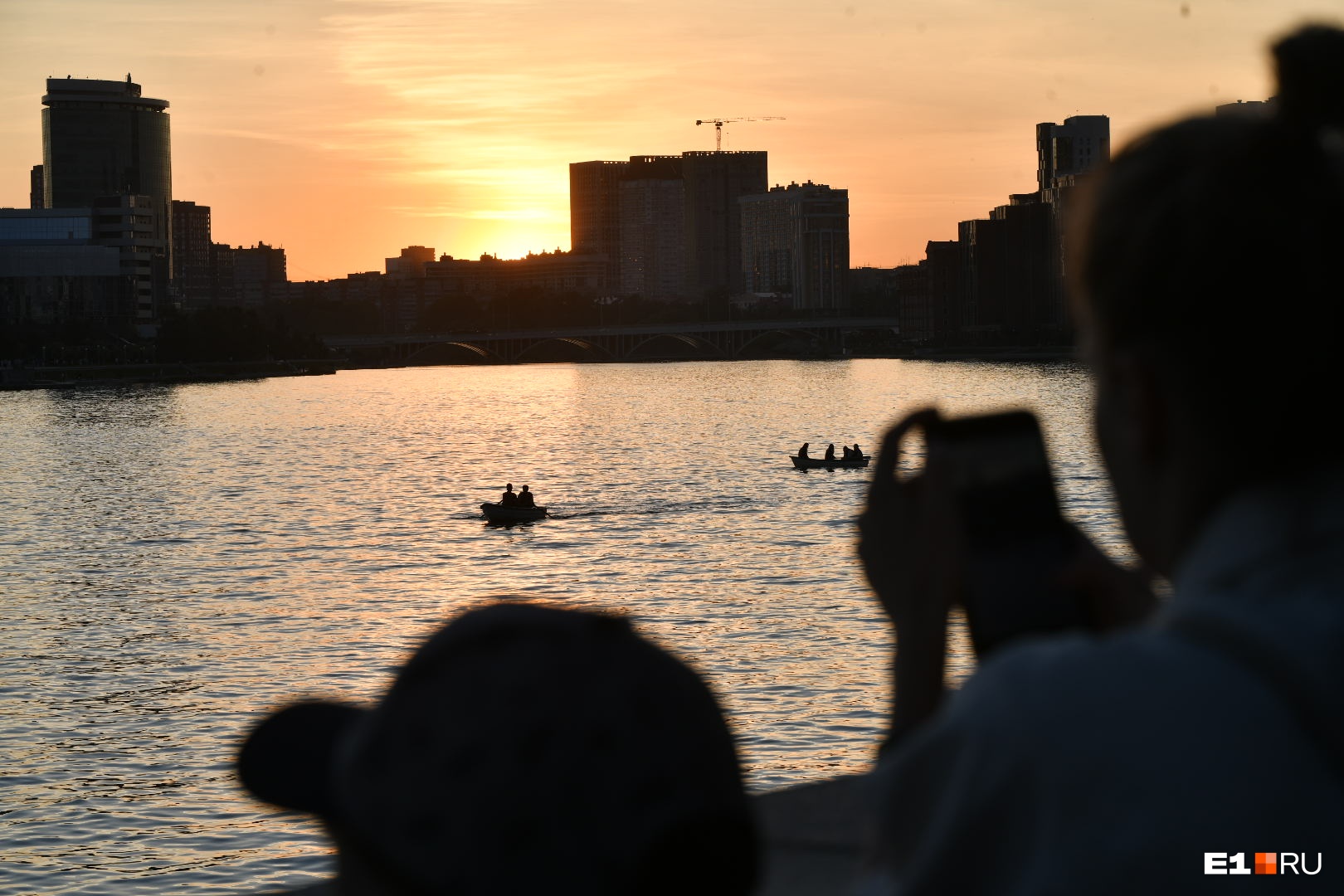 Катание на лодочках, живая музыка и много-много солнца: как Екатеринбург встретил первый день лета