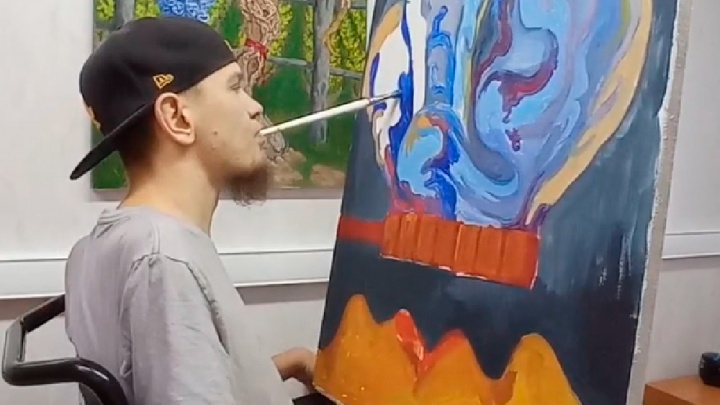 «Хочу сбежать из интерната»: парализованный молодой художник начал рисовать картины ртом