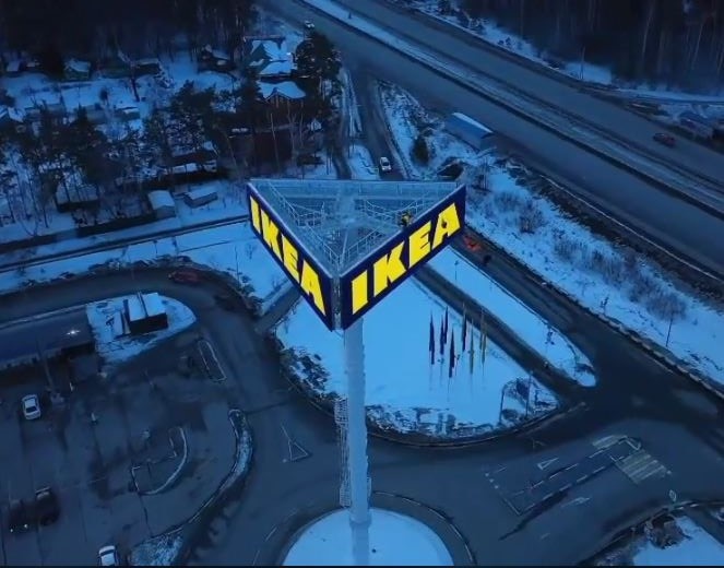 Проводили с парашютом: бейсджампер отметил закрытие IKEA в Екатеринбурге прыжком с рекламной вышки