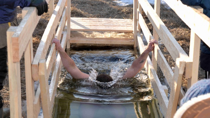 Первые пошли: власти Кургана показали, как горожане участвуют в крещенских купаниях