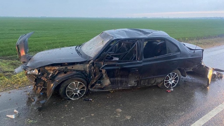 На Кубани в ДТП погиб 35-летний водитель иномарки, а его 24-летняя пассажирка попала в больницу