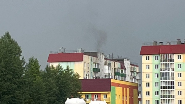 Из-за пожара в многоэтажке в Кузбассе эвакуировались почти 30 человек. Среди них есть дети