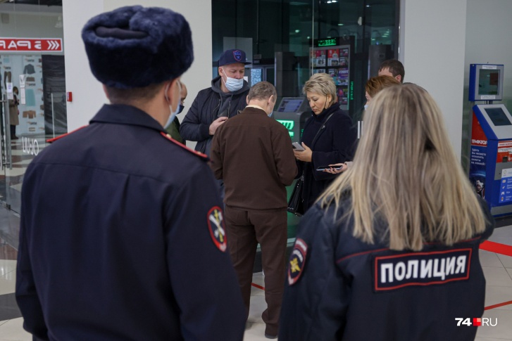 Посетителей ТРК, баров и ресторанов проверяют в Челябинске каждый день. За отсутствие масок людей наказывают штрафом
