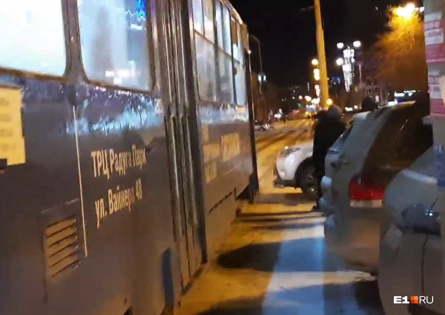 Екатеринбуржцы пытались вручную вытолкать припаркованную Toyota, чтобы дать проехать трамваям