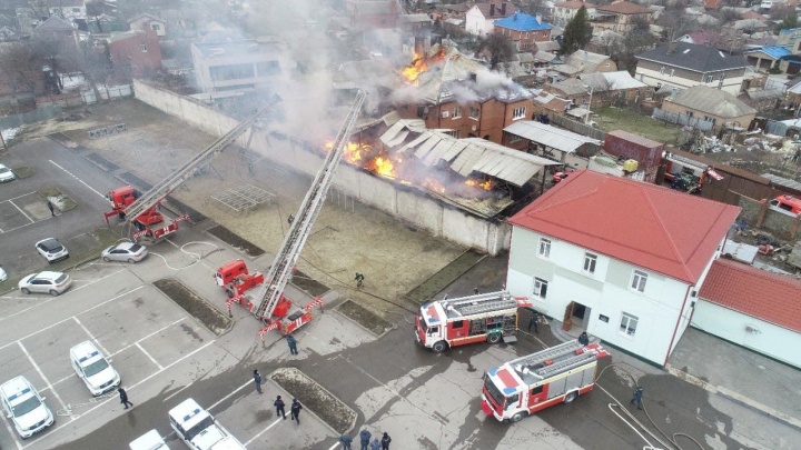 Склад загорелся на западе Ростова