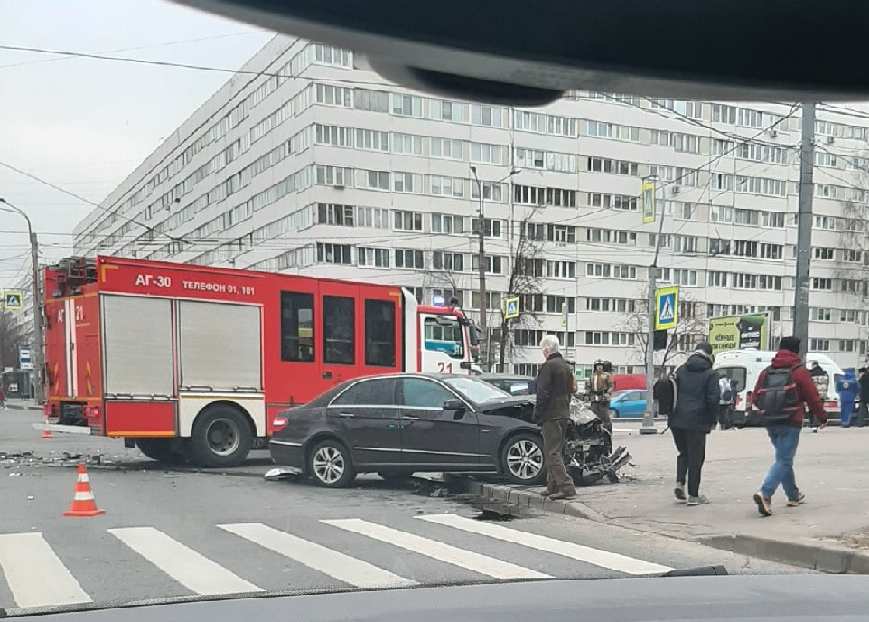 Мятый Мерседес выкинуло на тротуар проспекта Просвещения, есть пострадавшие