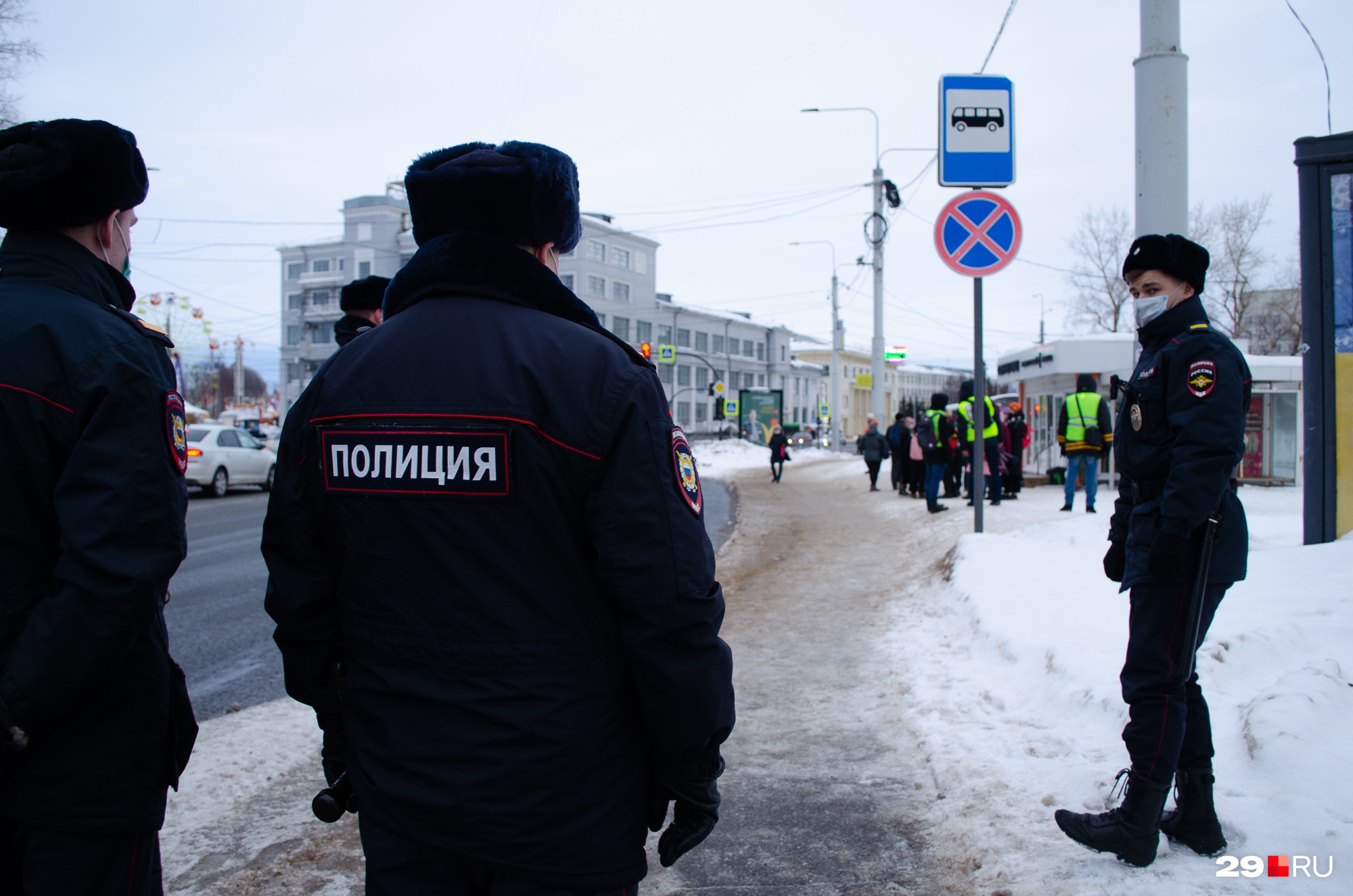 Полицейские наблюдали за ними чуть в стороне. Беспокоились, смогут ли сесть в автобус? Полицейские наблюдали за ними чуть в стороне. Беспокоились, смогут ли сесть в автобус?