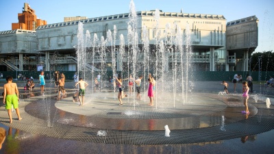 Освежающий фоторепортаж из фонтана для самого жаркого дня в Ярославле: только посмотрите, как им весело