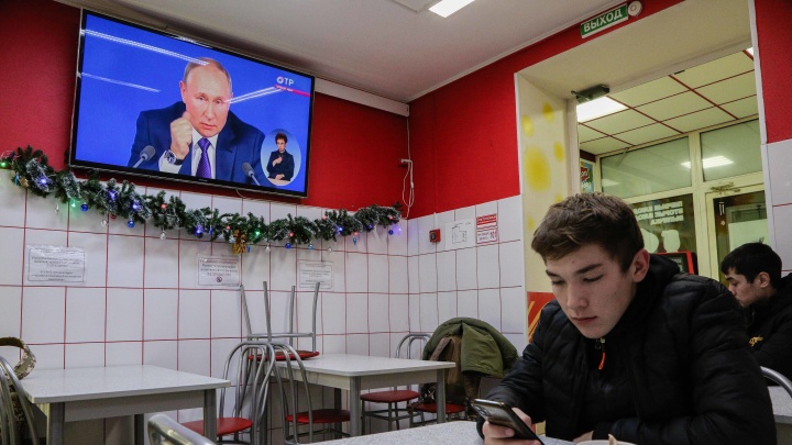 Как омичи Путина слушали — фоторепортаж