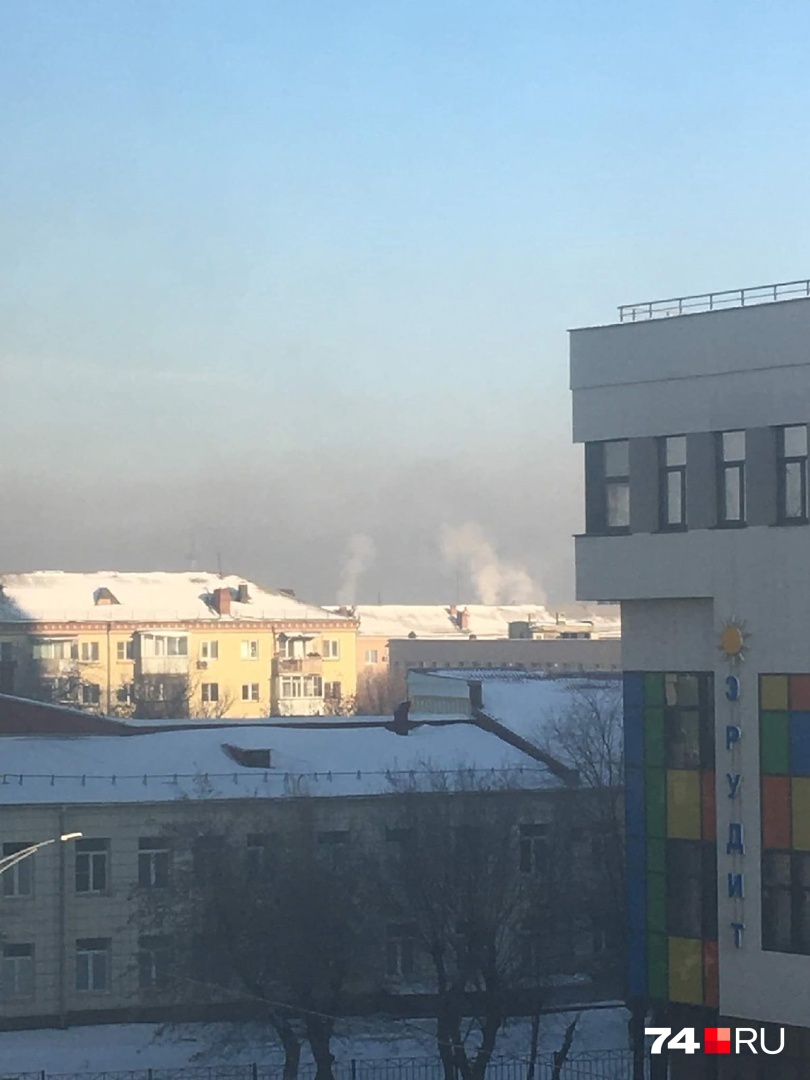 Между голубым небом и серой дымкой хорошо видна граница Между голубым небом и серой дымкой хорошо видна граница