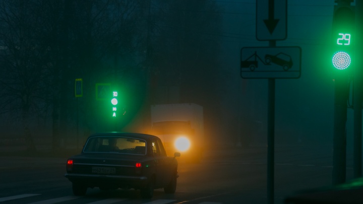Мистическая дымка. Архангельск вечерами погружается в густой туман — как выглядят улицы