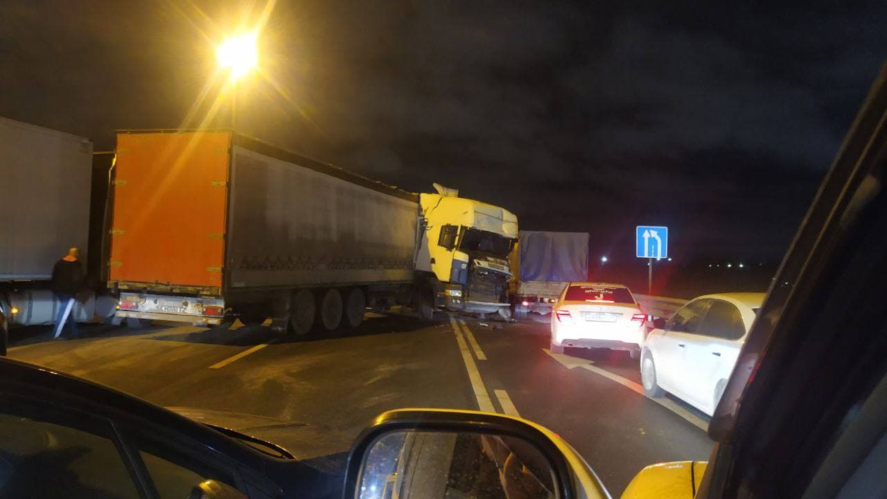 Видео аварии в санкт петербурге вчера. ДТП на каде в Санкт-Петербурге вчера фура. ДТП на каде в Санкт-Петербурге вчера вечером в 21.00.