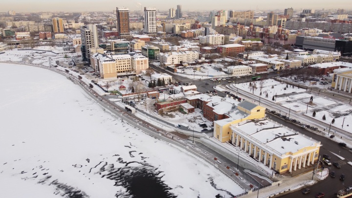 В Челябинске ребенок провалился под лед около новой набережной реки Миасс