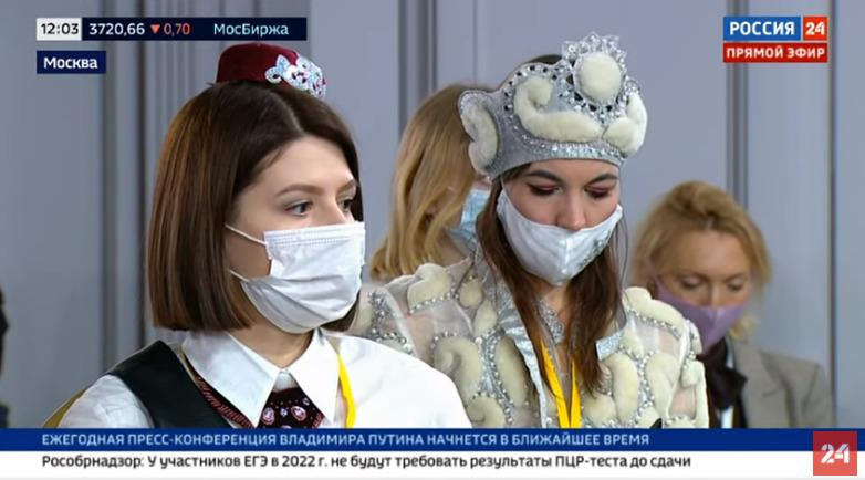 Некоторые журналисты пришли в национальных костюмах Некоторые журналисты пришли в национальных костюмах