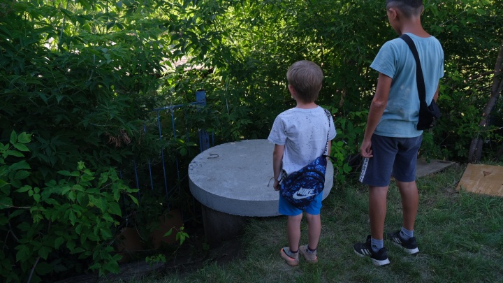 Дети рассказали, как шестилетний мальчик утонул в колодце возле школы в Челябинске