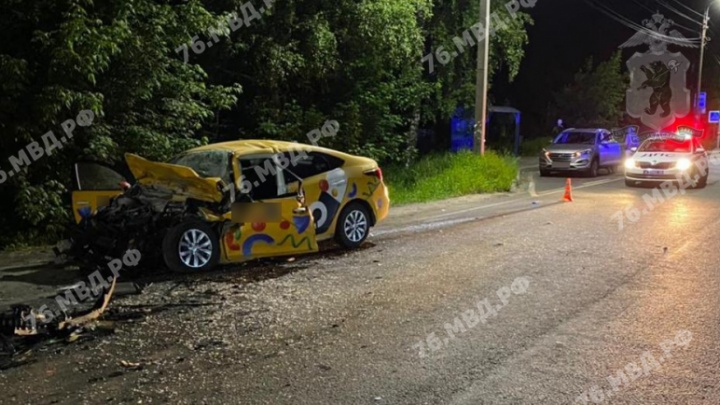 «Водитель погиб на месте»: в Ярославле машина такси влетела в автобус с пассажирами