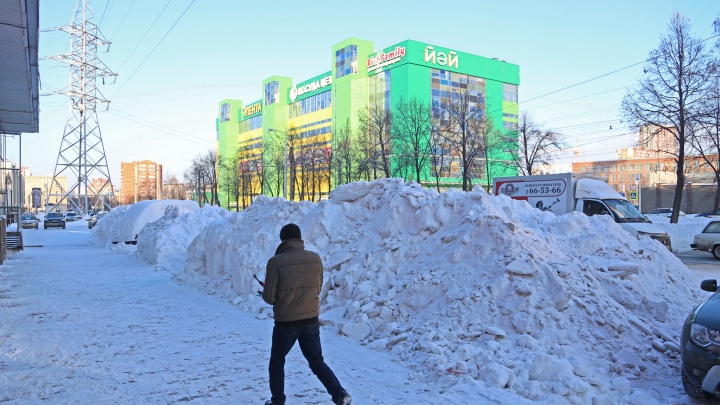 «Примерно такой объем снега выпадал в 2017 году»: министр ЖКХ Башкирии назвал этот год «снежным». Смотрим, что творилось в Уфе пять лет назад