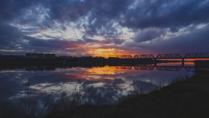 Мощь Волги и экспрессия облаков: в Ярославле наступила пора закатов, от которых захватывает дух