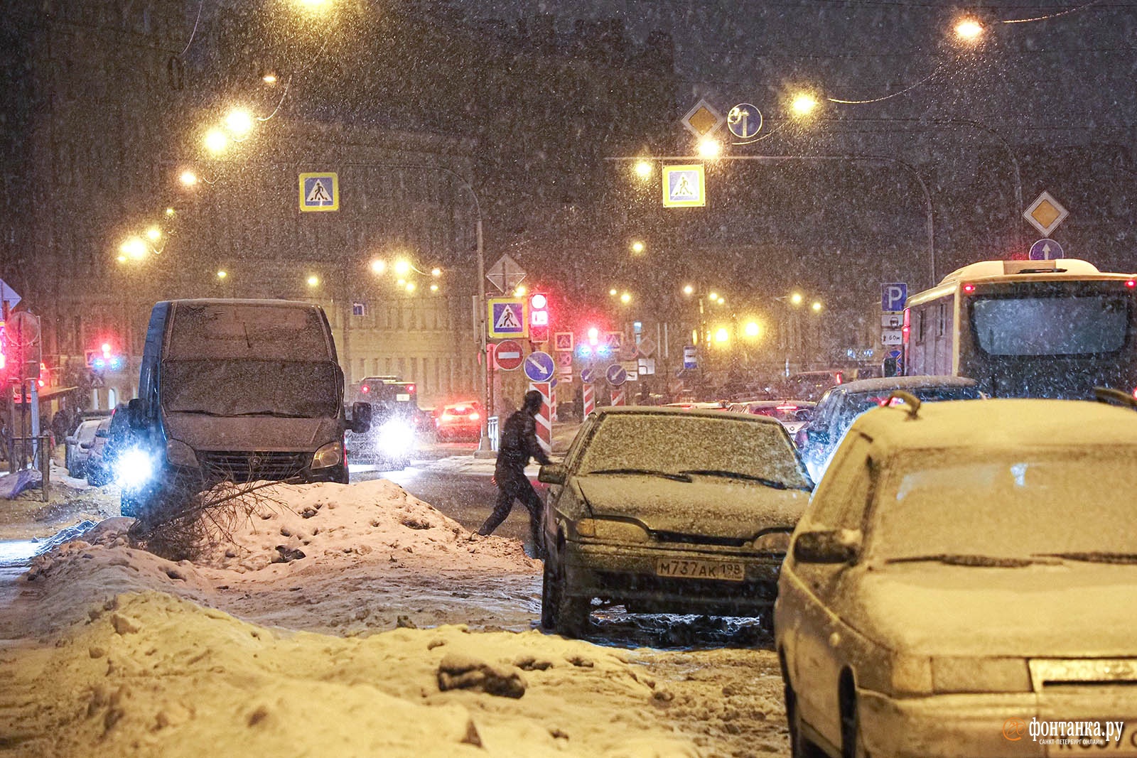 Петербург заполонили седые «мошки». Снег — на тротуарах, оконных рамах и шапках горожан