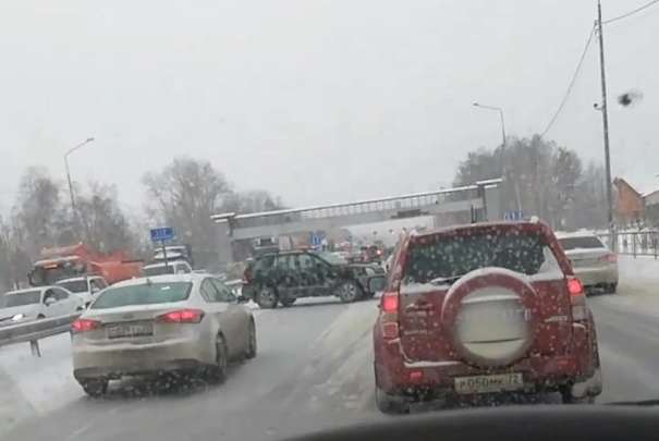 После ДТП вышли из авто и их сбил водитель на иномарке. Авария на Московском тракте