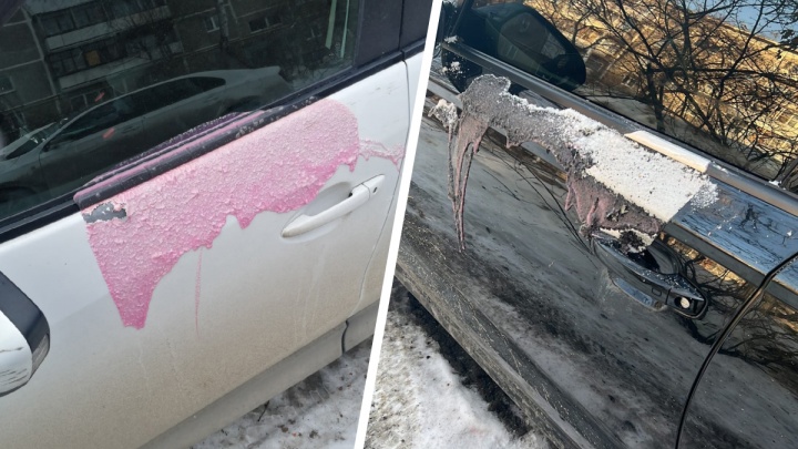 «Оставляют записку». В Екатеринбурге несколько машин облили розовой кислотой
