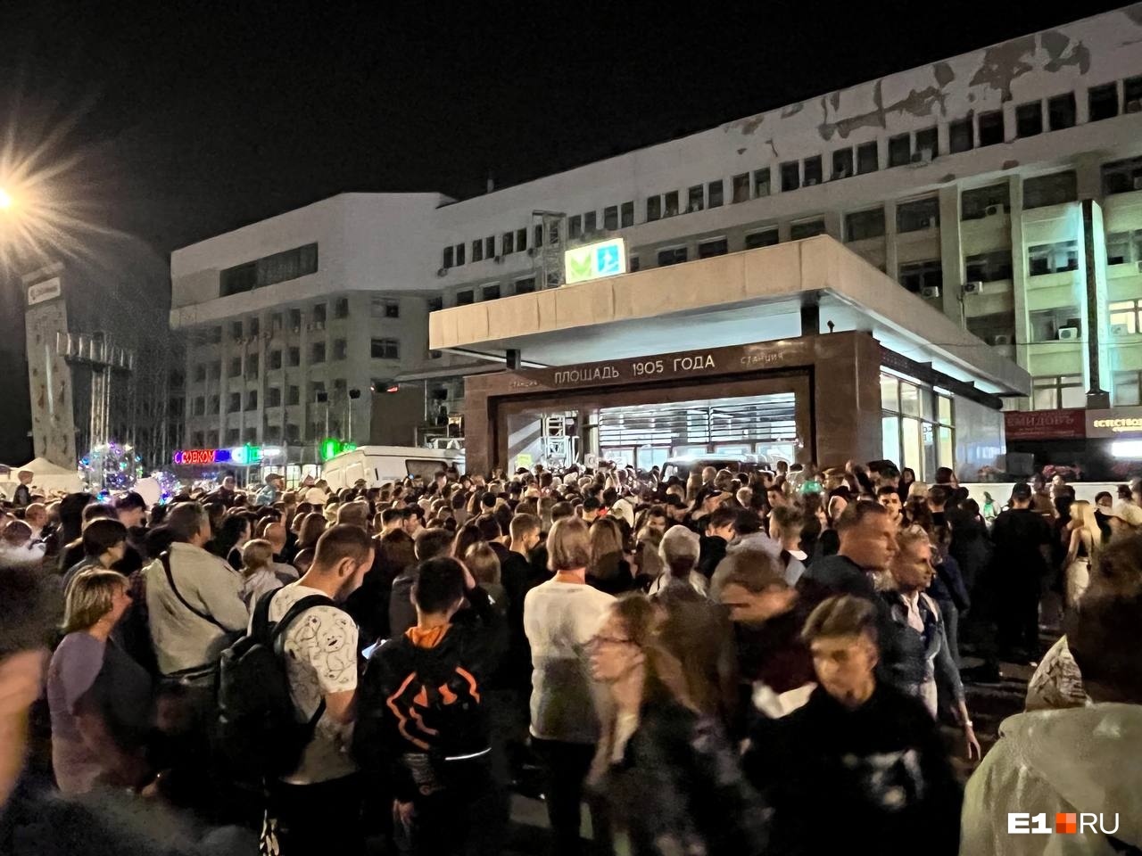 После салюта полицейские перекрыли вход в метро в центре Екатеринбурга. Тысячи людей не могут добраться домой