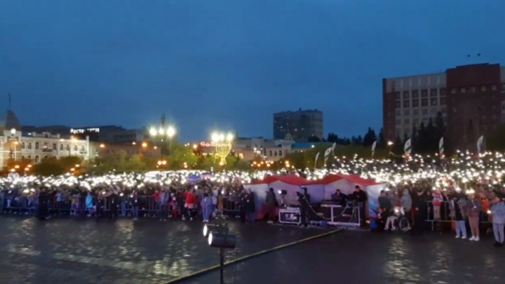 Группа «ДжаЯмми» показала видео с фонариками с концерта на площади Ленина, которое попадет в клип