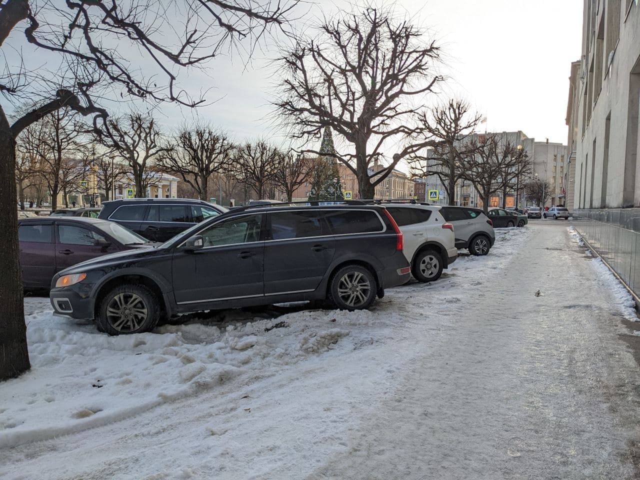 Напротив Смольного машины встают в очередь на парковку на тротуаре, а  въезжают по «зебре» | 21.02.2022 | Санкт-Петербург - БезФормата