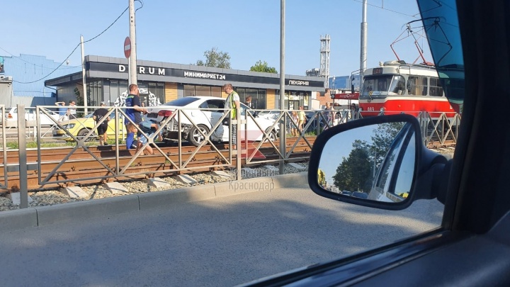 В Краснодаре на улице Московской остановились трамваи из-за машины, которая выехала на пути