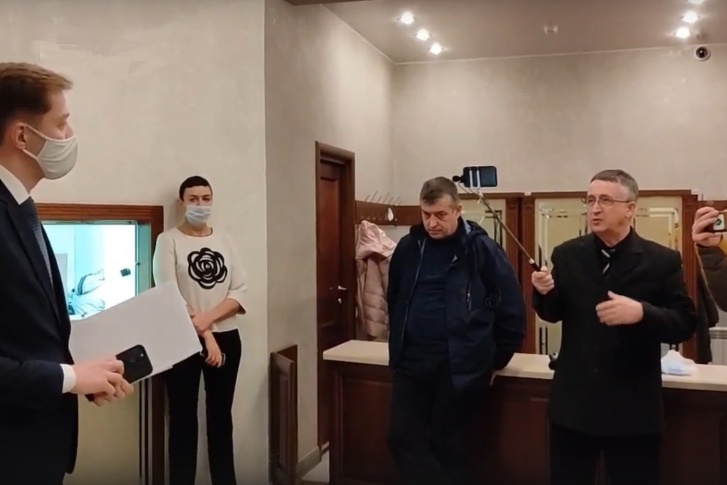 В правительстве люди общались с <nobr class="_">и. о</nobr>. главы Минздрава Поморья Александром Герштанским В правительстве люди общались с <nobr class="_">и. о</nobr>. главы Минздрава Поморья Александром Герштанским