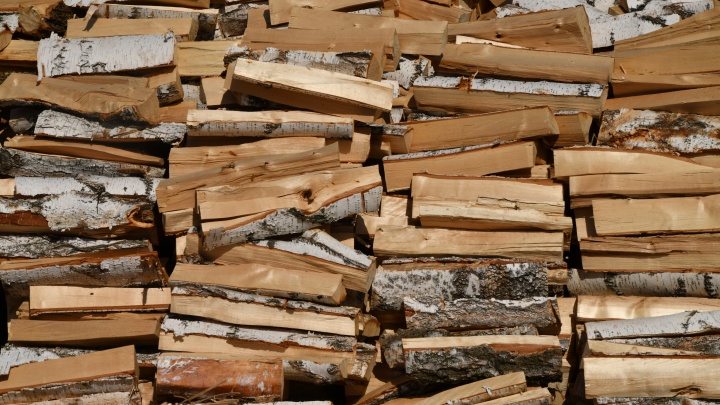 Наломали дров: как жителей Свердловской области «разводят» на доставке биотоплива