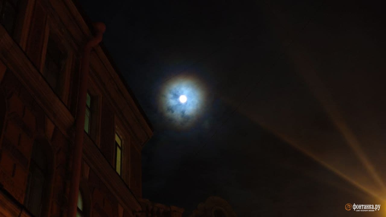 Луна спб 2024. Огненный шар в небе над Петербургом ЛЭТИ. Лунное гало над Петербургом. Искусственная звезда в небе над Питером. Неизвестный объект над Петербургом.